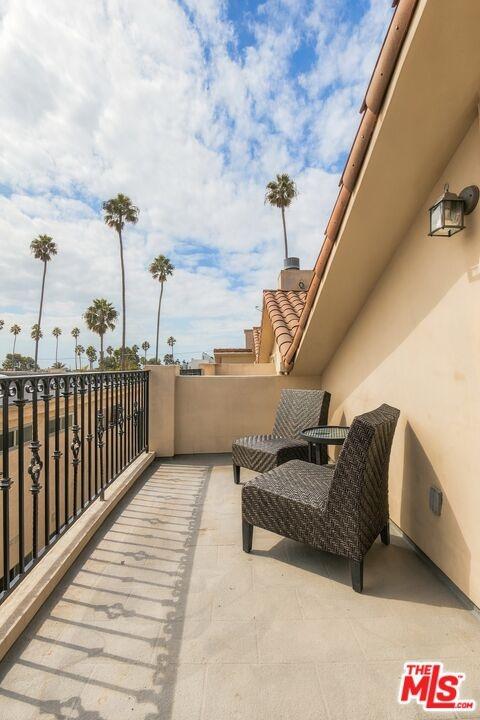 Upstairs Loft Balcony/Patio