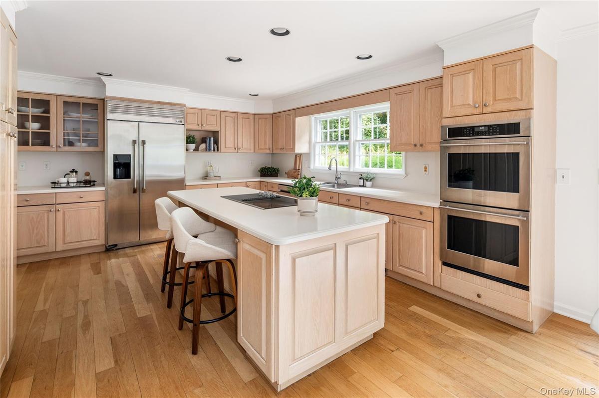 Large chef's kitchen, large center island brand new cooktop