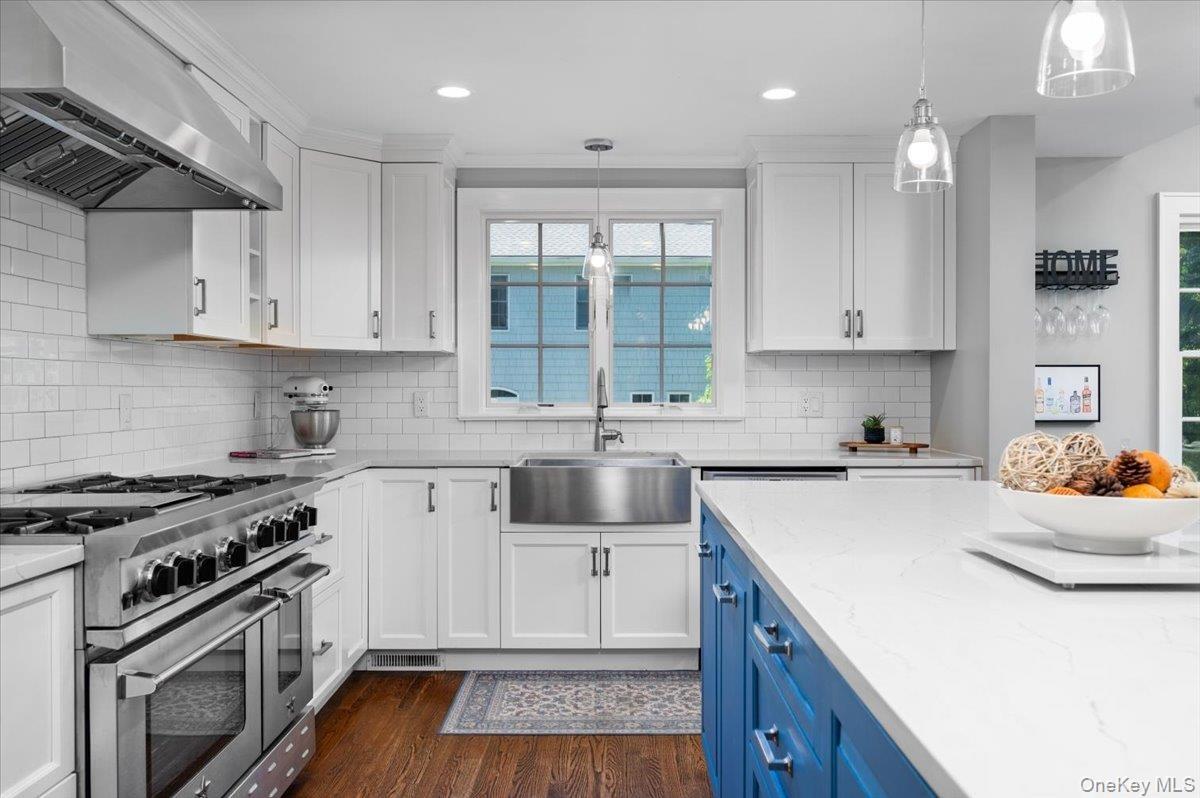 Chef's kitchen! Quartz countertops, Bluestar oven and range