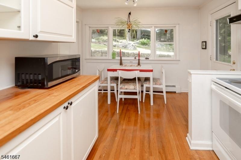 view of kit and breakfast nook