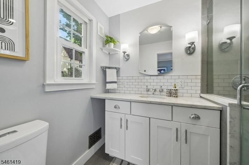 1st Floor Full Ensuite Bath