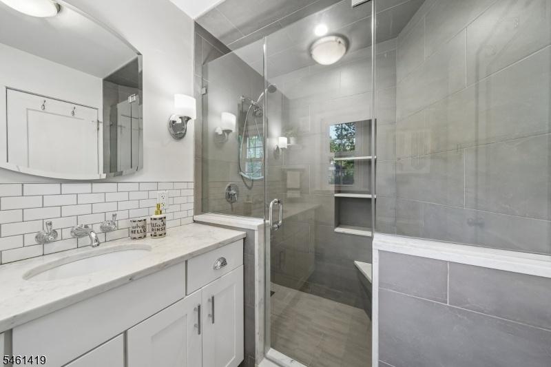 1st Floor Full Ensuite Bath