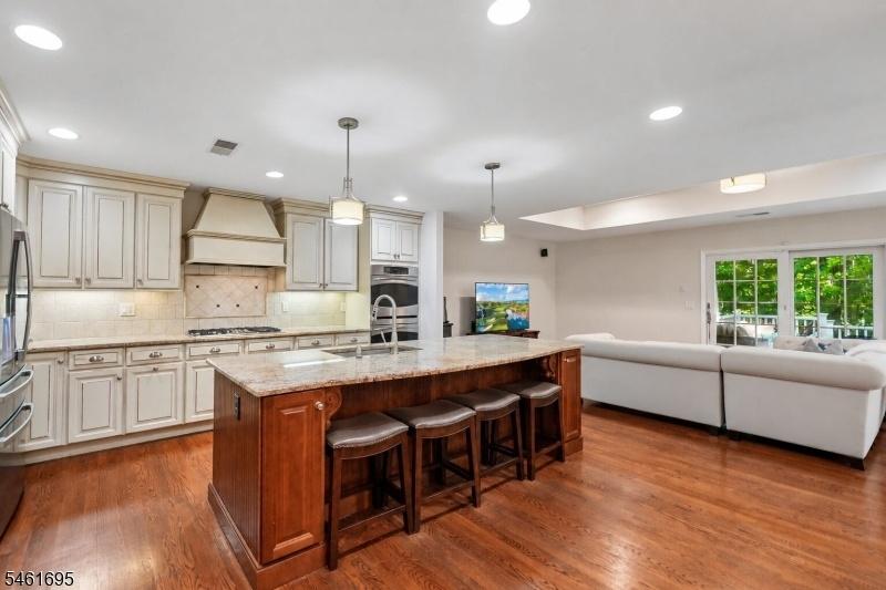 Eat-In Kitchen