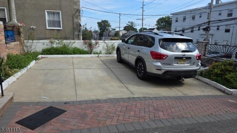 PARKING FRONT