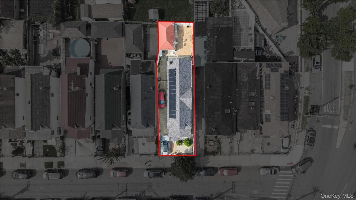 Property perimeter highlighted in red, featuring a rectangular lot