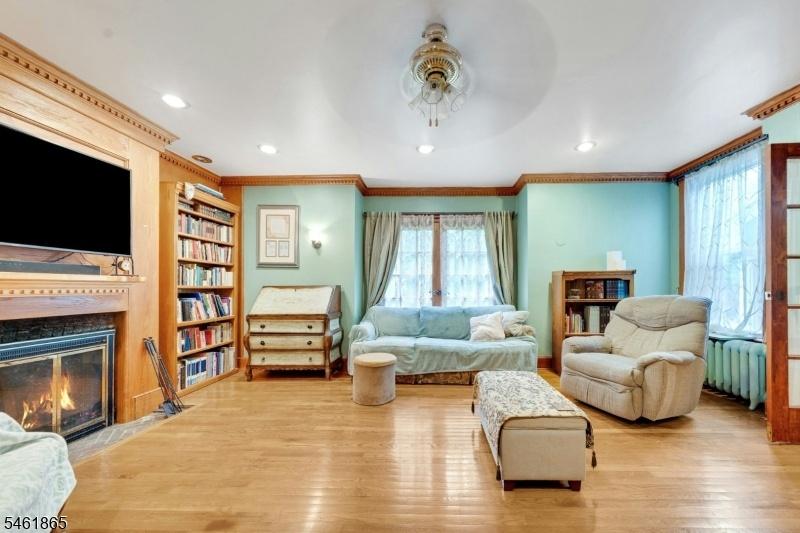 Family room w/ Fireplace