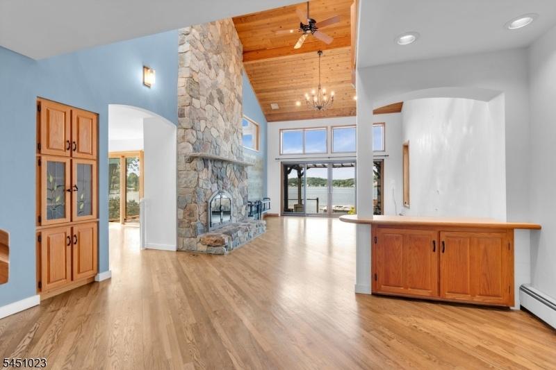 Living rm, vaulted ceiling