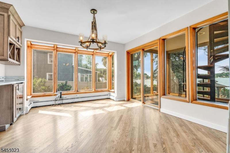 Dine open to kitchen