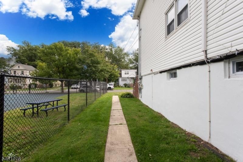 side walk-way