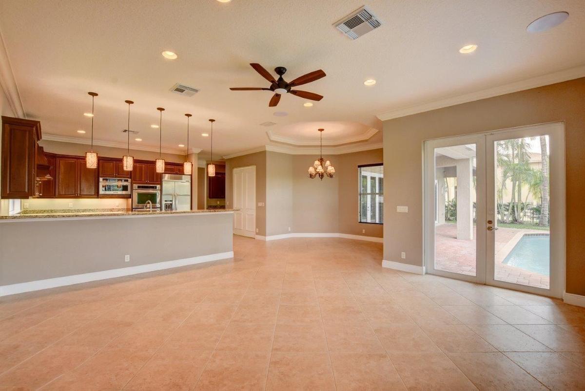 Breakfast Area, Family Room & Kitchen
