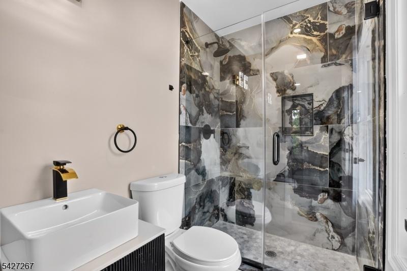 Bathroom En Suite #1