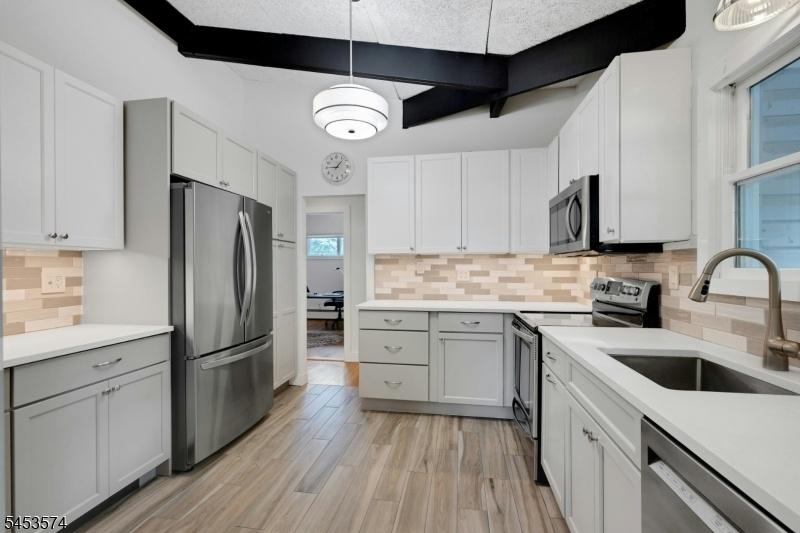 Gorgeous kit, quartz counters