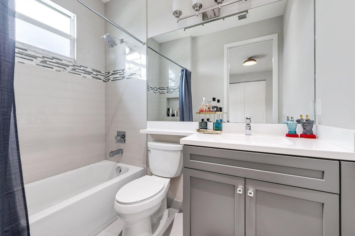 Bathroom 2 (Ensuite)