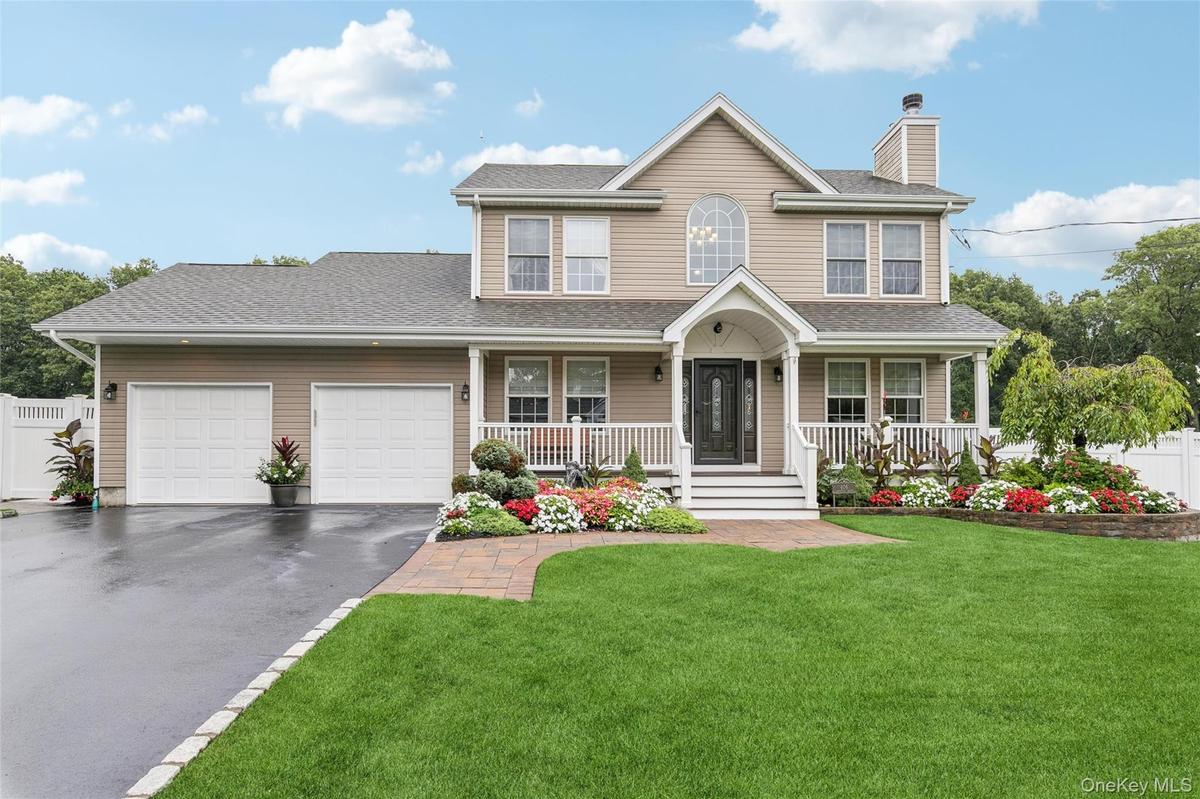 Colonial Floor Plan w/Double Driveway and 2 Car Garage
