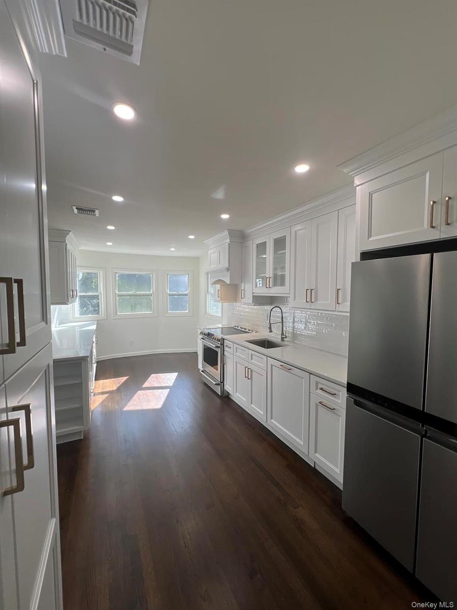 Eat-In-Kitchen