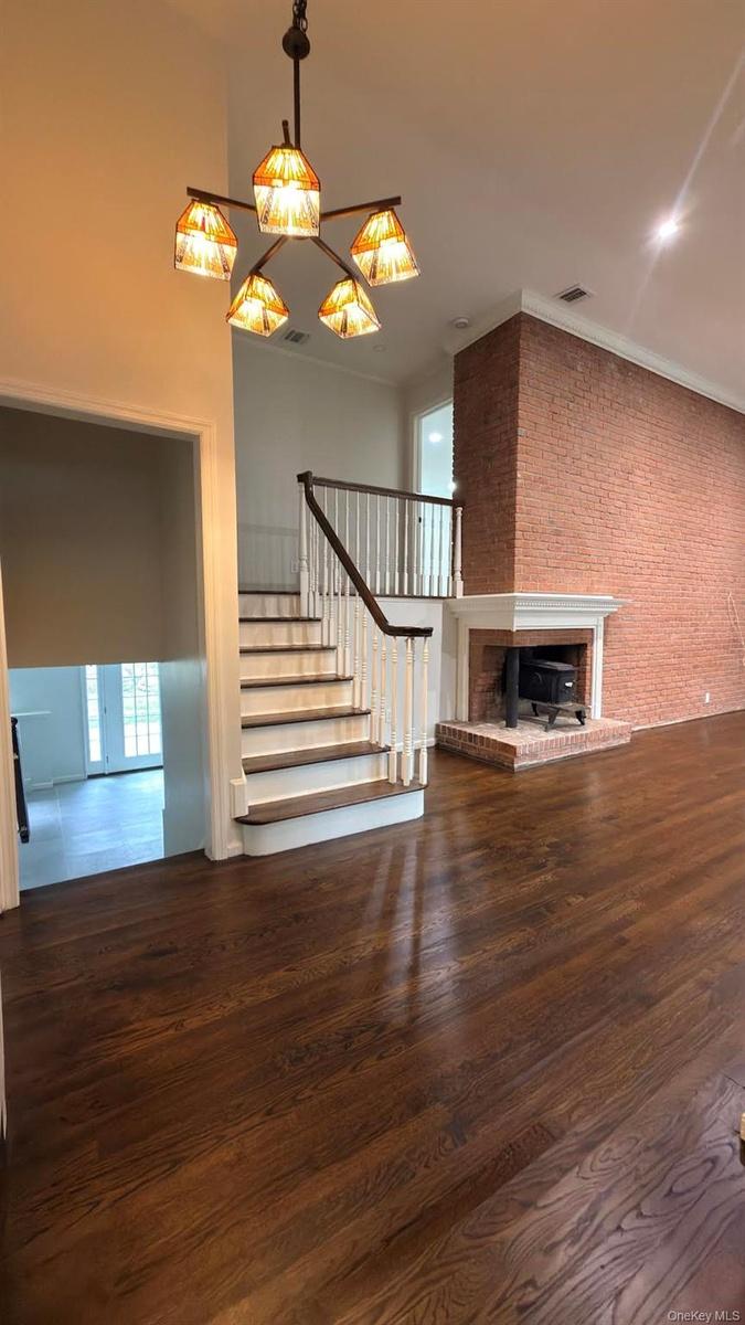 Vaulted ceilings, hardwood floors, light and airy.  Fireplace not included in rental.