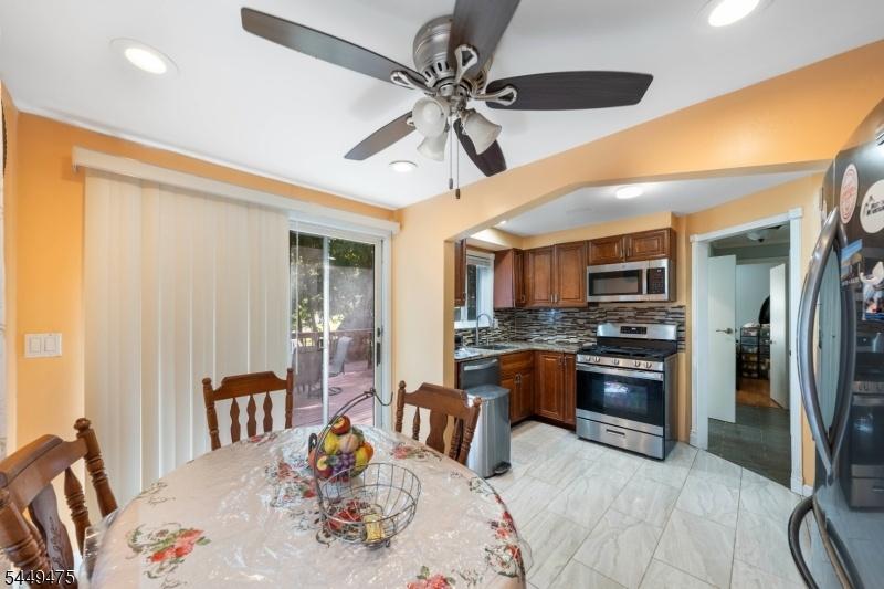 Eat-in Kitchen