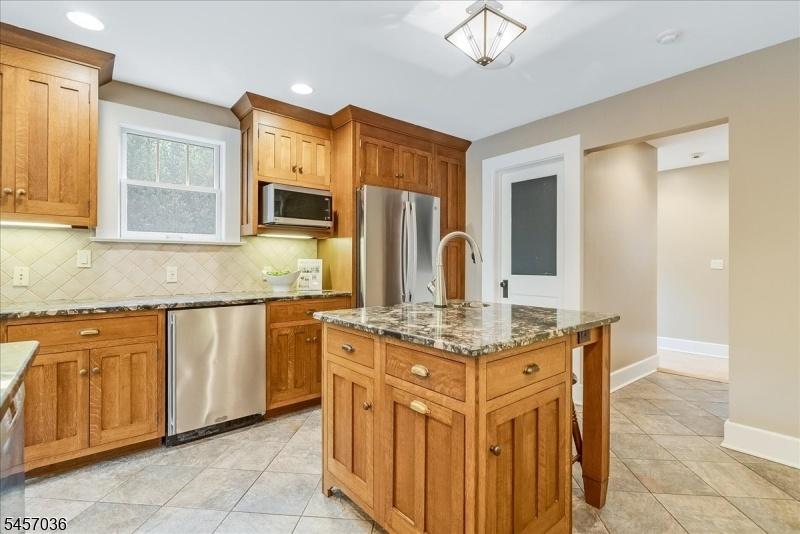 Island with prep sink