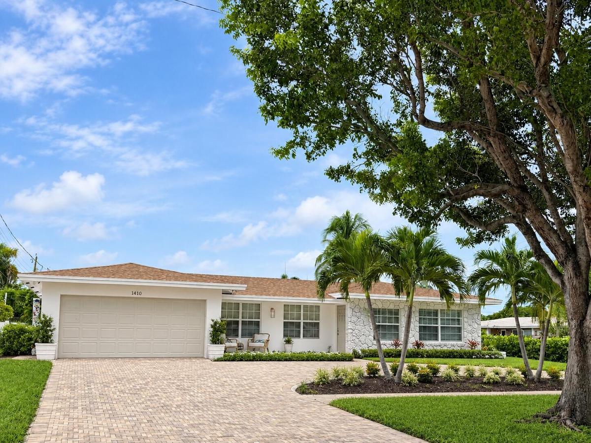 circular driveway offers lots of parking