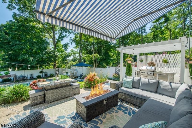 Upper Patio w/awning