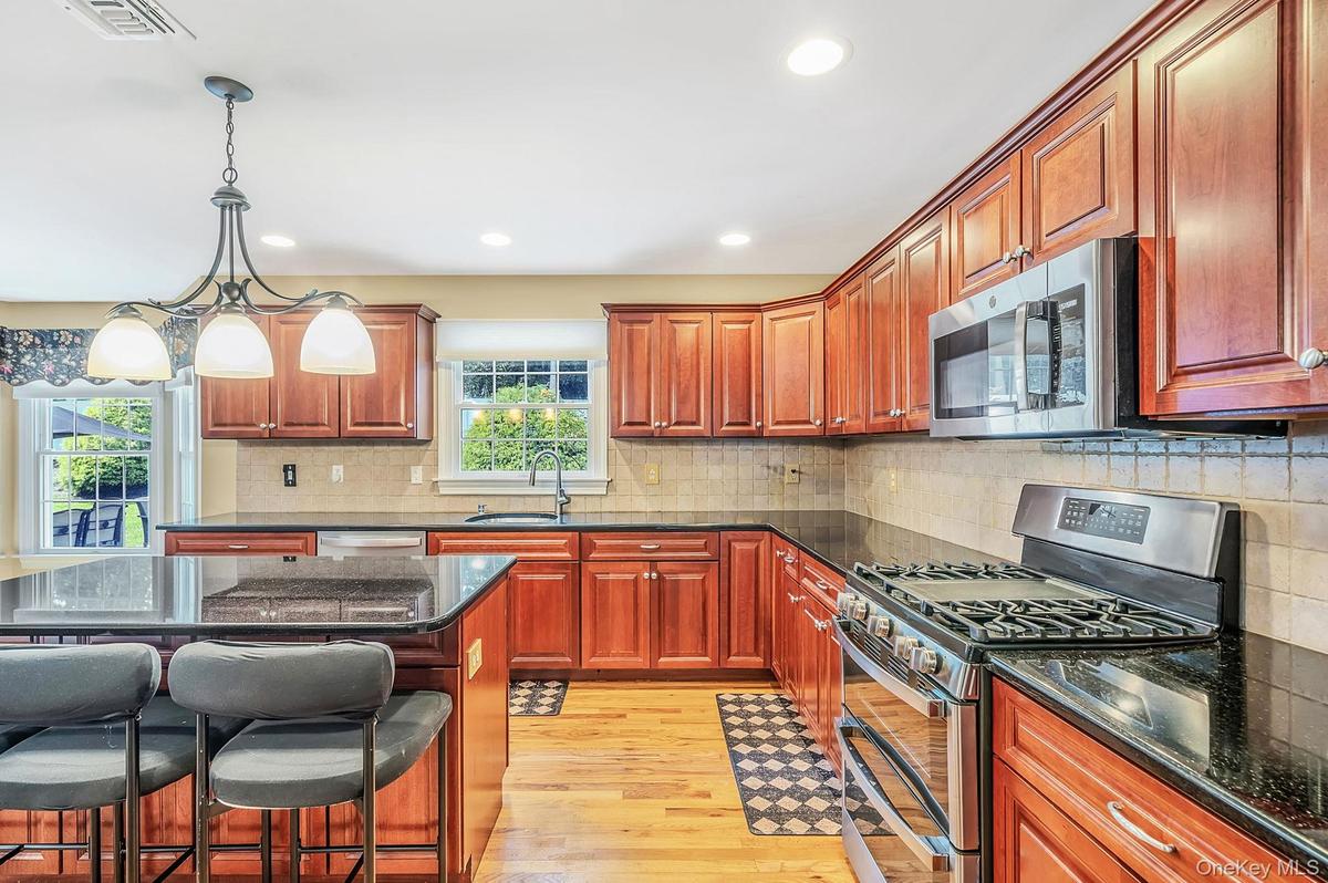Natural Gas Cooking, Kitchen with Center Island