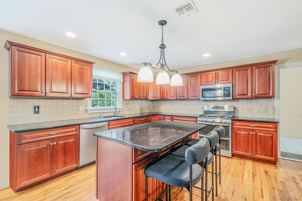 Natural Gas Cooking, Kitchen with Center Island