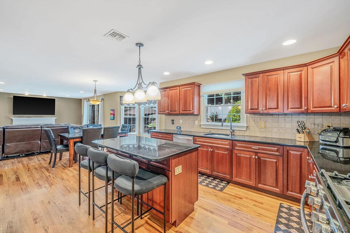 Natural Gas Cooking, Kitchen with Center Island
