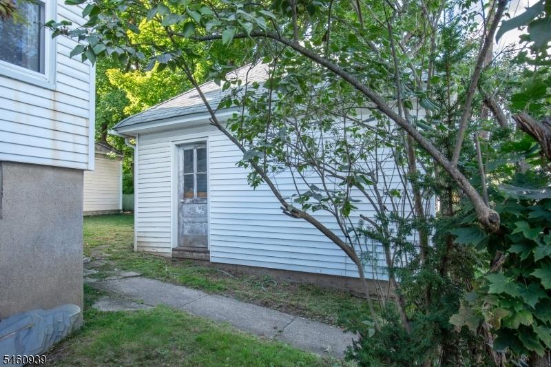 Detached 2 car garage