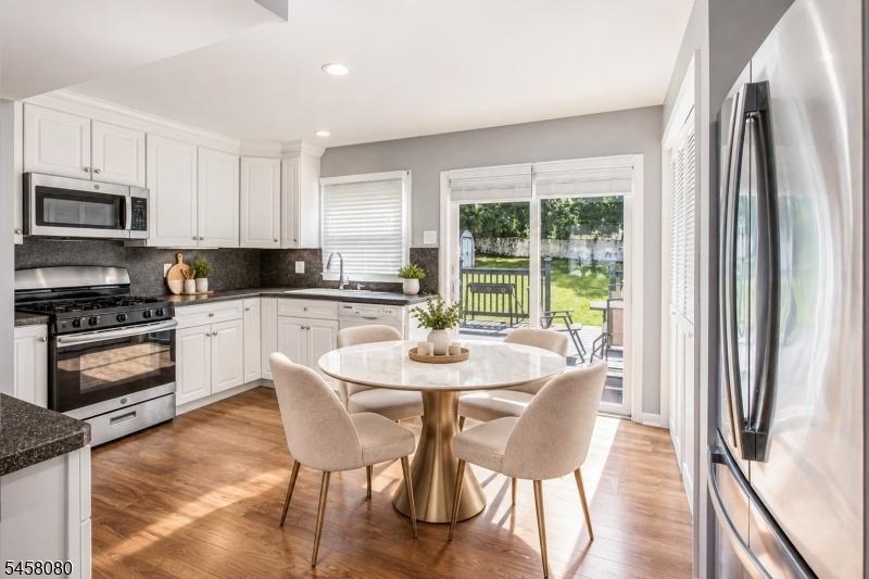 Eat-In Kitchen