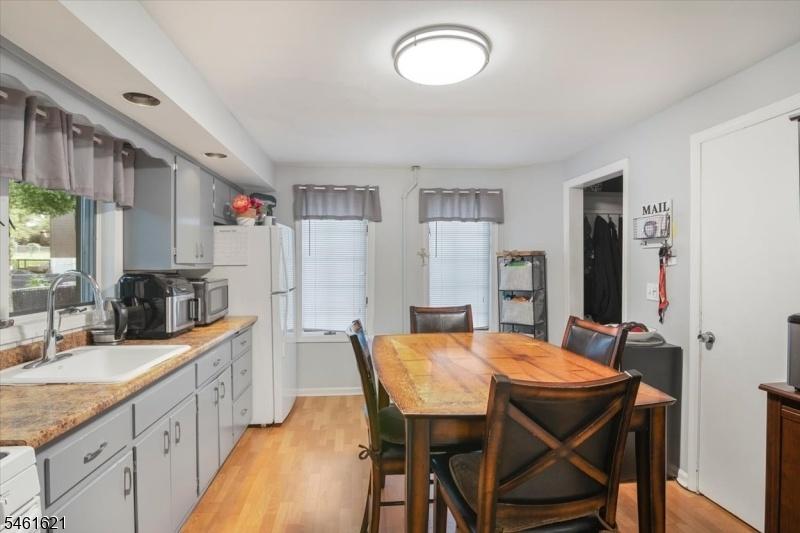 Eat-in Kitchen