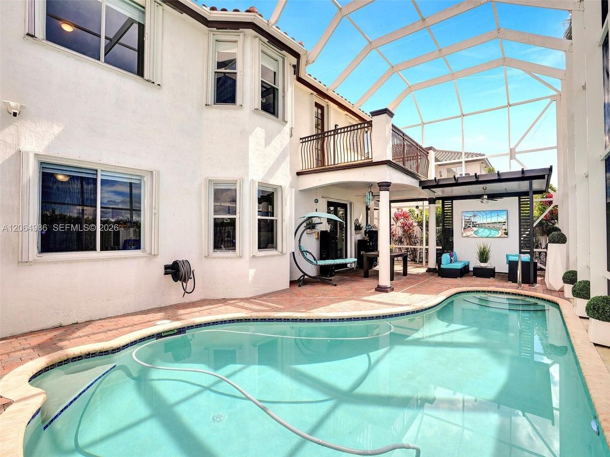 SCREENED POOL WITH COVERED PORCH, GAZEBO WITH LIGHTS, CEILING FAN, TV HOOKUP. MASTER BEDROOM BALCONY OVERLOOKING POOL AND CORN FIELD FOR BEAUTIFUL SUN