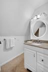 Upstairs bathroom en suite (primary bathroom)