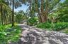 Driveway to Guest house accessible on a street