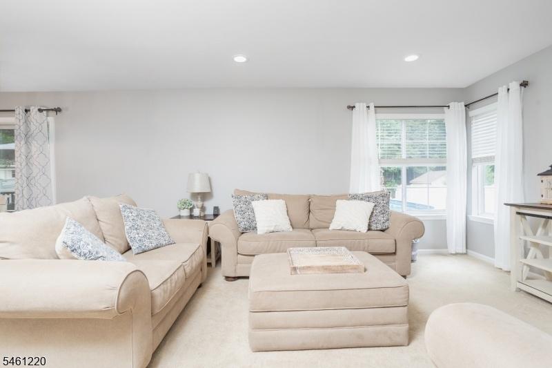 NEUTRAL TONES & RECESSED LIGHT