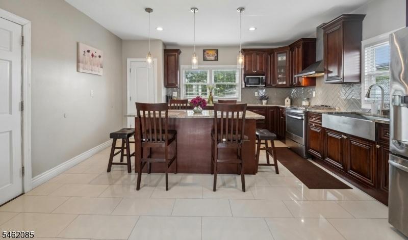 Kitchen w/ pantry