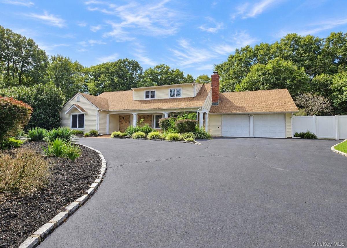 front of house, spacious circular driveway