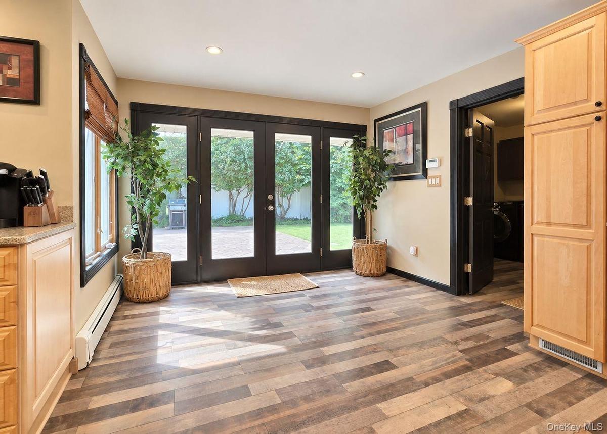 kitchen eating area, peek into utility room