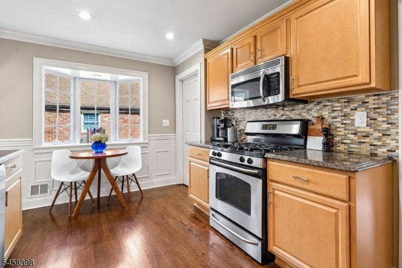 Kitchen w/ granite countertops