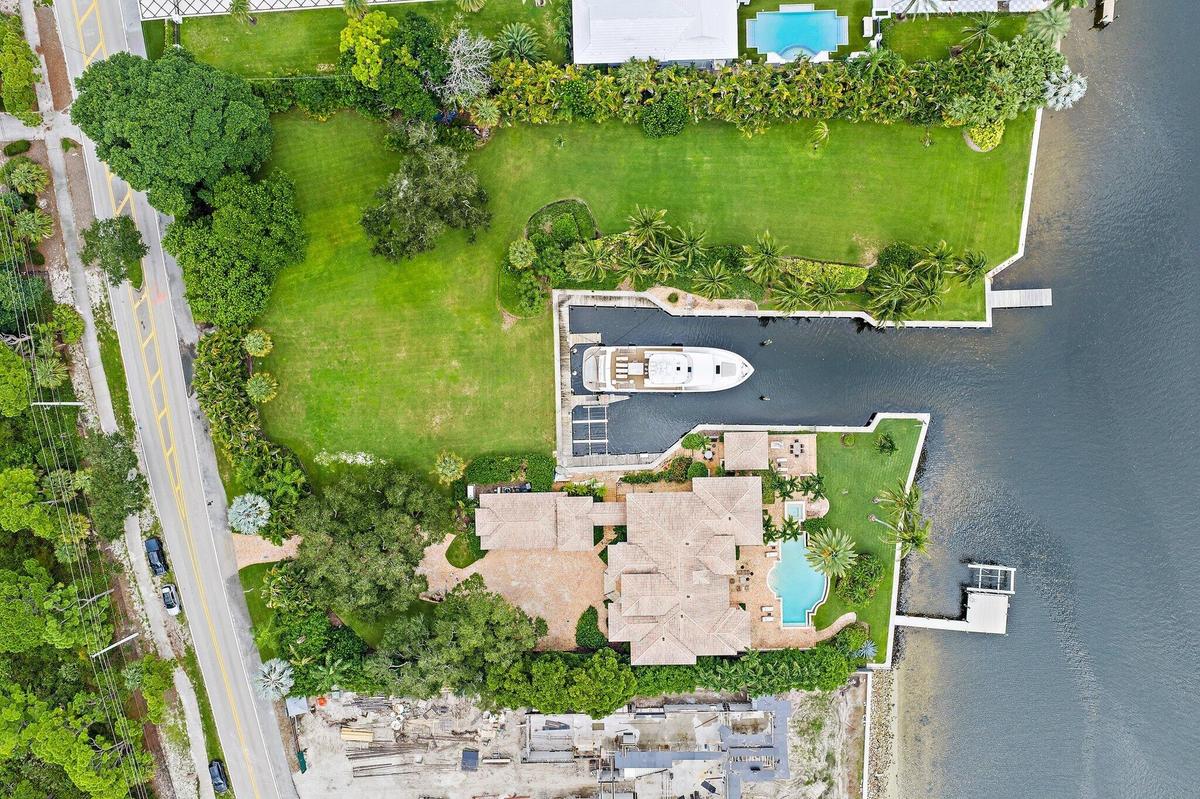 PROTECTED MEGA YACHT DOCKAGE... 216'