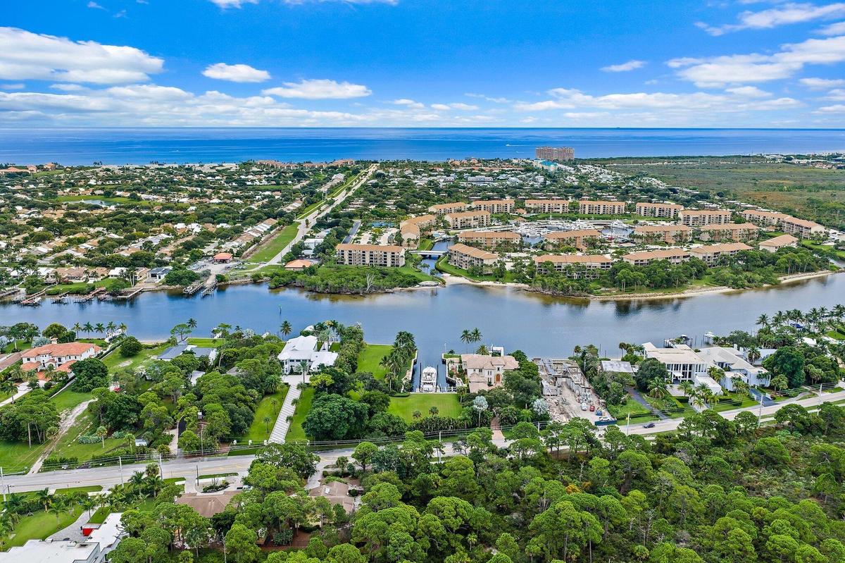access both Jupiter + Palm Beach inlets from this ICW boater's paradise!