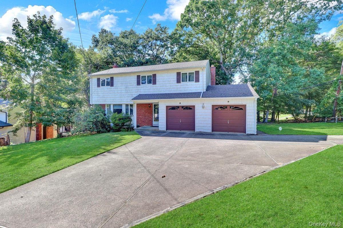 Welcome to 14 Morewood Dr     Smithtown