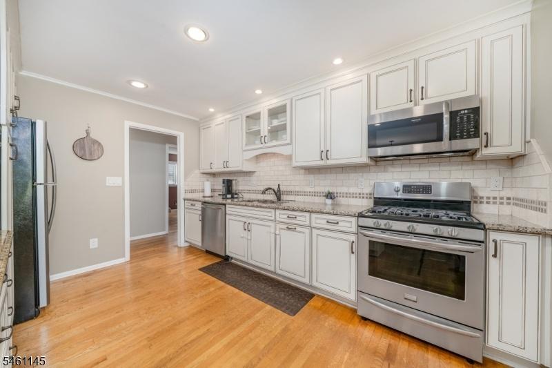 Eat-In Kitchen