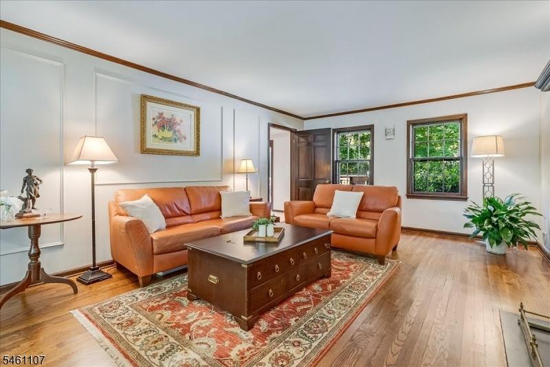 Living room w/hardwood floors