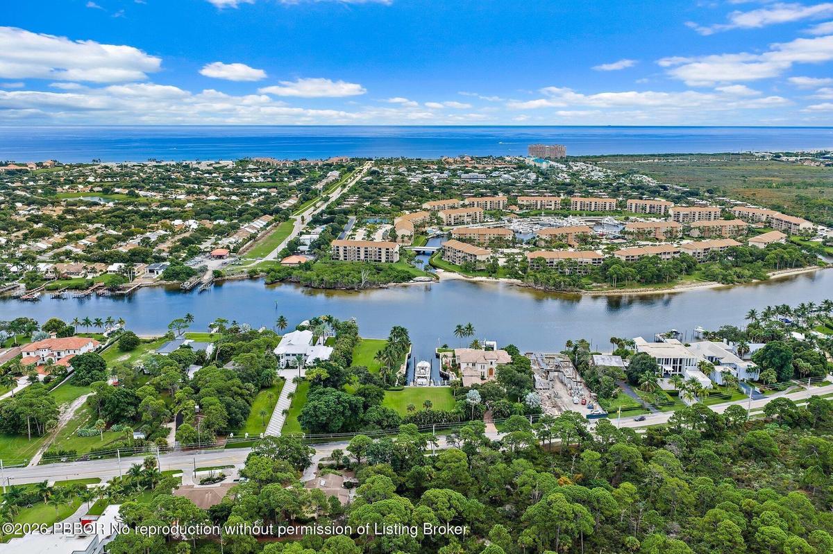 access both Jupiter + Palm Beach inlets from this ICW boater's paradise!