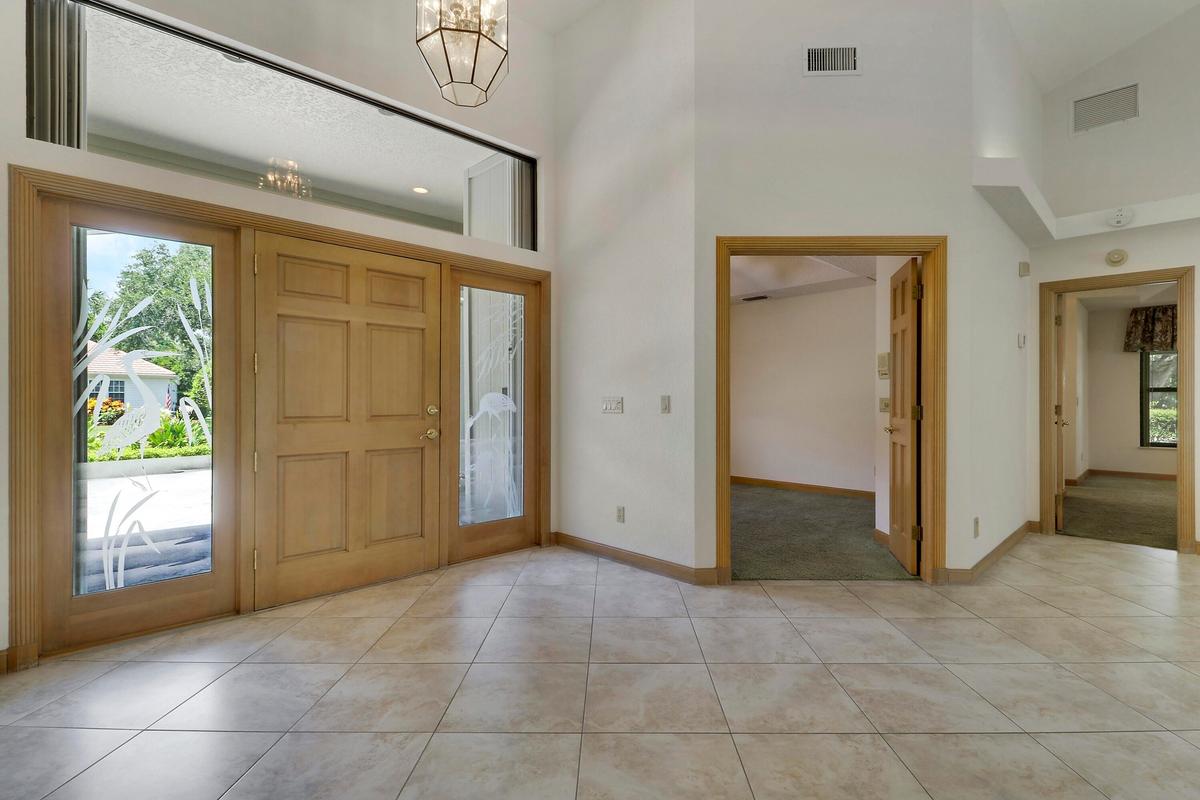 Bedroom/office in front entrance area.