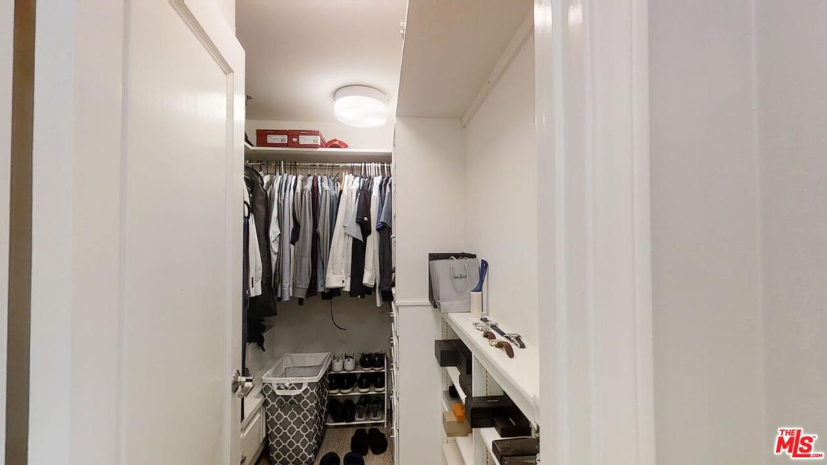 Walk-in Closet