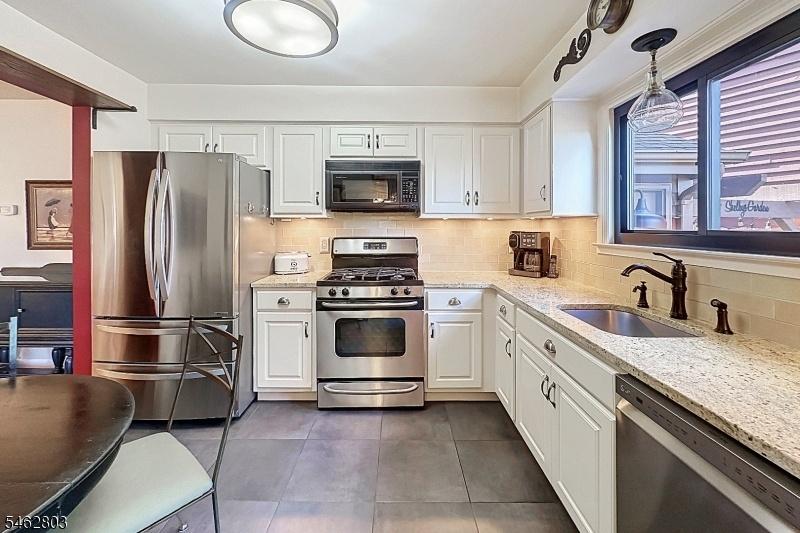 Eat-In Kitchen