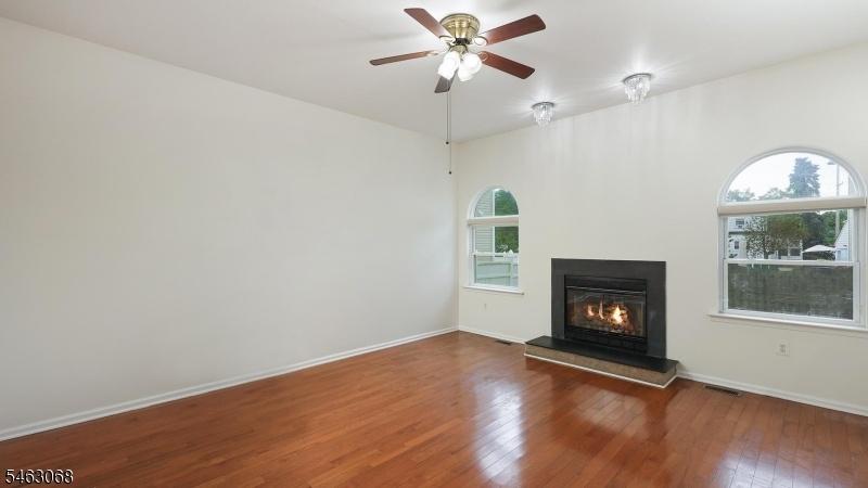 Family room w gas fireplace