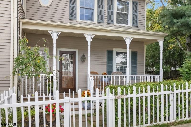 Side entrance with 2nd porch