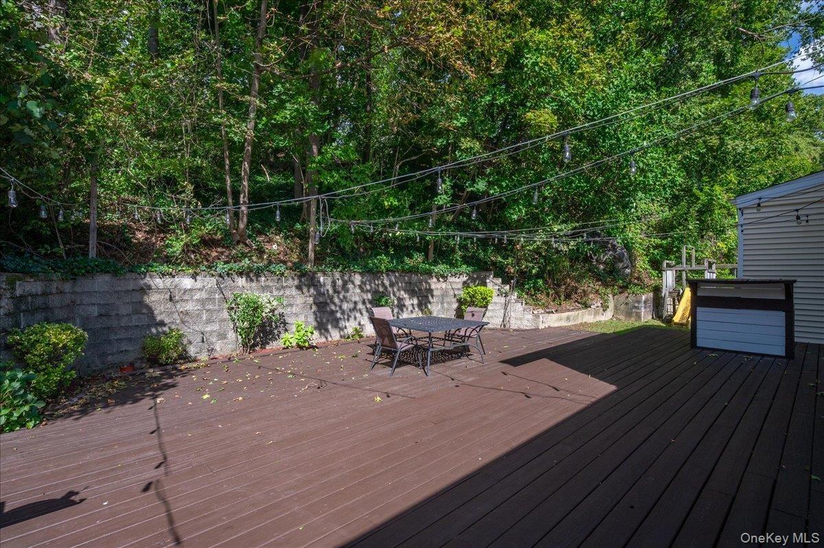 Large 2 level deck for plenty of entertaining space